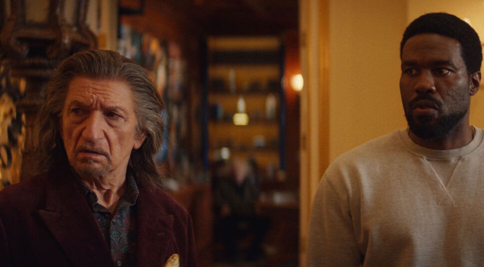 Auf dem Bild aus der Wonder Man-Serie sind Yahya Abdul-Mateen II als Simon Williams und Ben Kingsley als Trevor Slattery in einem eleganten, warm beleuchteten Innenraum zu sehen.