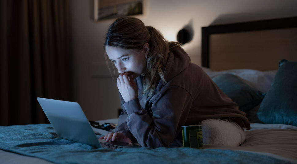 Kaitlyn Dever als Belle Gibson in "Apple Cider Vinegar"