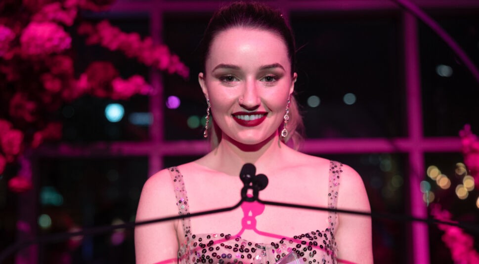 Kaitlyn Dever als Belle Gibson in "Apple Cider Vinegar"