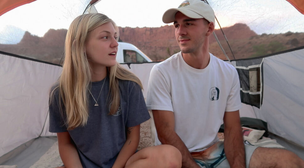 Gabby Petito und Brian Laundrie sitzen in einem Zelt und schauen sich an.