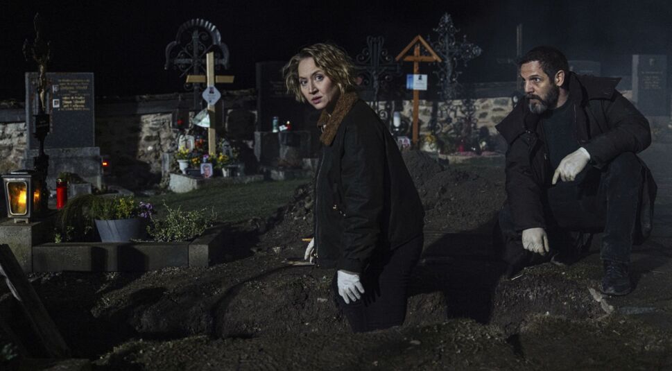 Anna Maria Mühe als Blum and Yousef Sweid als Reza in Staffel 2 von Totenfrau.