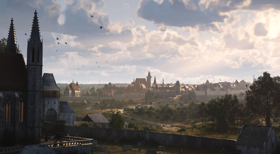 Auf dem Bild in dem Artikel zum Kingdom Come: Deliverance 2 Test ist eine mittelalterliche Stadt in der Ferne zu sehen. Die Stadt ist von einer hohen Steinmauer mit Wehrtürmen umgeben, während Kirchen, Fachwerkhäuser und ein markanter Kirchturm aus der Skyline herausragen. Im Vordergrund steht eine Kirche mit spitzen Türmen. Der Himmel ist teils bewölkt, und Vögel fliegen über die Szenerie, was eine stimmungsvolle, lebendige Atmosphäre schafft.