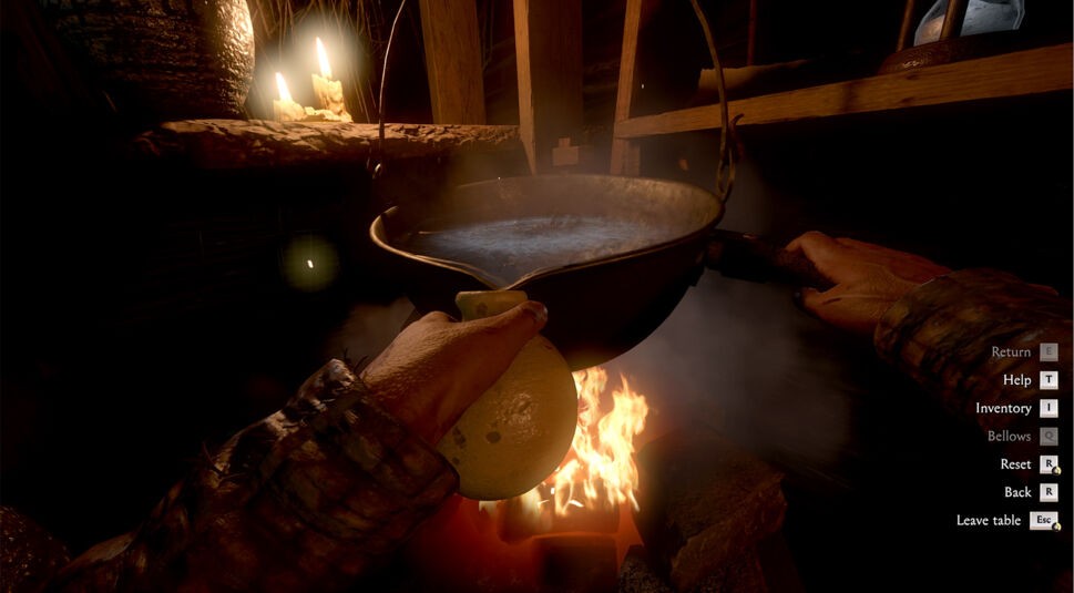 Auf dem Bild aus Kingdom Come Deliverance 2 ist eine Alchemie- oder Kochszene aus der Ego-Perspektive zu sehen. Der Spieler hält einen Kessel mit kochendem Wasser über ein offenes Feuer, während er mit der anderen Hand eine kleine Flasche kippt. Im Hintergrund brennen Kerzen und verschiedene Gegenstände stehen auf einem Holzregal. Rechts sind Interface-Elemente mit Steuerungsoptionen zu sehen, die das interaktive Gameplay verdeutlichen.
