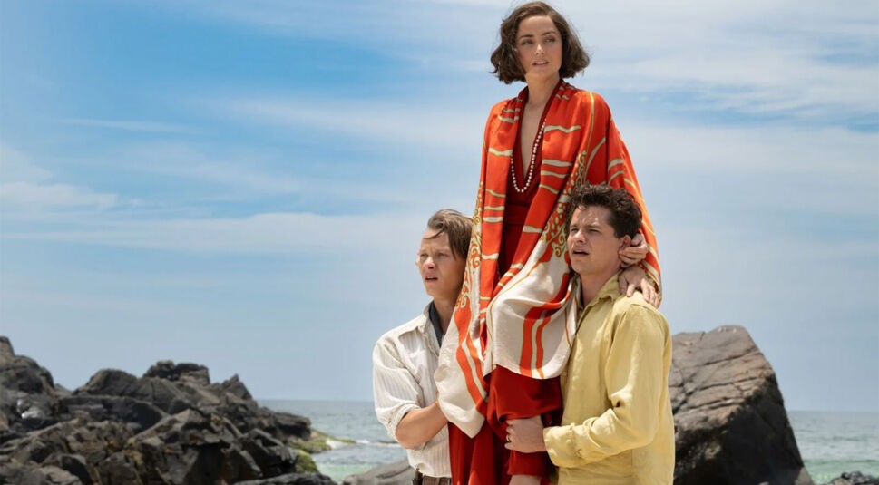 Ana de Armas in Eden als Baronin Eloise Wehrborn de Wagner-Bosquet, die auf den Schultern ihrer Liebhaber sitzt.