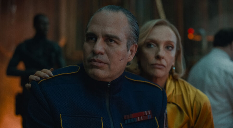 Mark Ruffalo und Toni Collette in Mickey 17