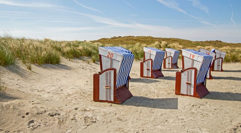 Blick auf Strandkörbe am Strand von Norderney in Ostfriesland