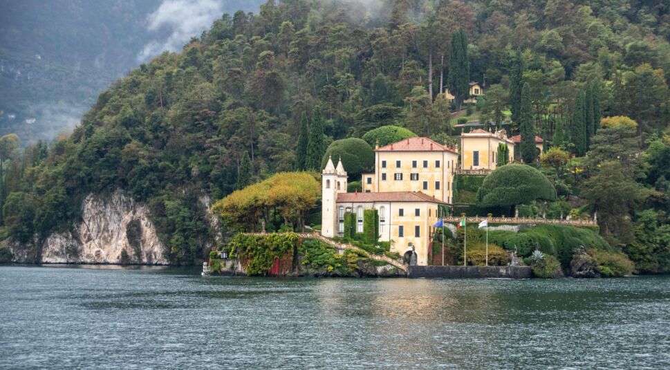 Blick auf die Villa del Balbianello in Italien