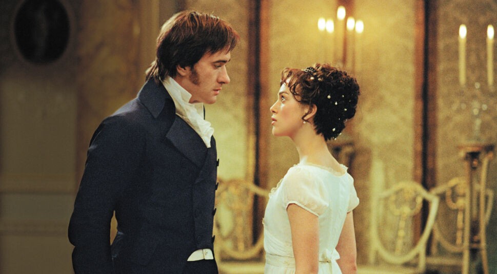 Diese Szene aus dem Film Stolz und Vorurteil zeigt Keira Knightley als Elizabeth Bennet und Matthew Macfadyen als Mr. Darcy in einem intensiven Moment. Die beiden stehen sich gegenüber, tief in die Augen blickend, in einem prachtvoll ausgeleuchteten Ballsaal. Die Stimmung ist gespannt und romantisch – ein ikonischer Moment aus Filme mit Keira Knightley.