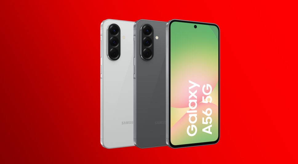 Das Bild zeigt das Samsung Galaxy A56 in zwei Farbvarianten: Schwarz und Weiß. Das Smartphone verfügt über eine Triple-Kamera auf der Rückseite und ein großes Display mit Punch-Hole-Kamera. Der Bildschirm zeigt ein grün-rotes Design mit der Aufschrift „Galaxy A56 5G“. Der Hintergrund ist leuchtend rot, was das Gerät optisch hervorhebt.