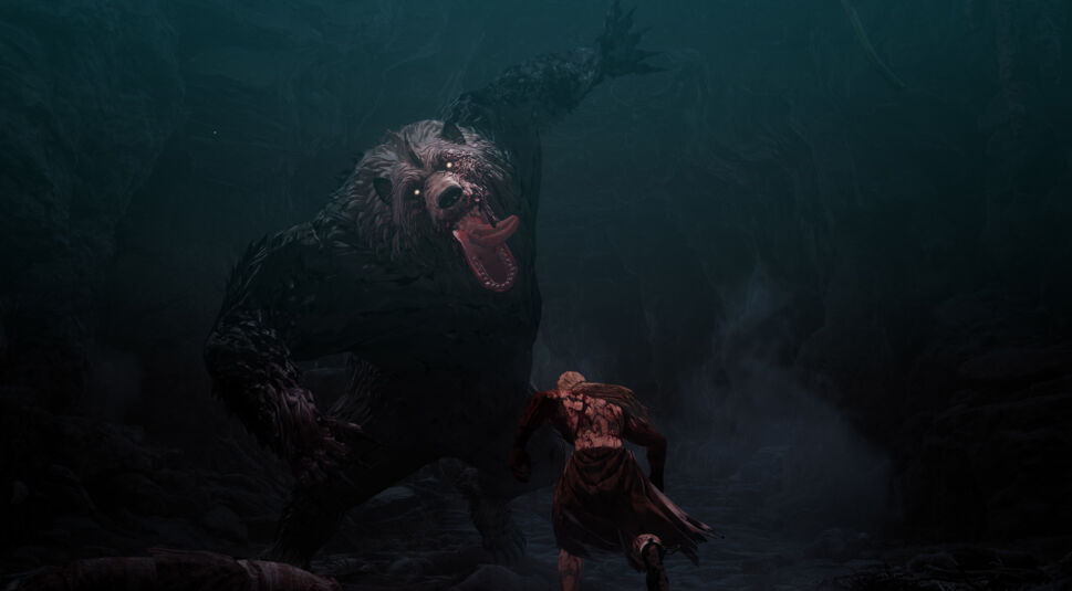 The First Berserker: Khazan Tipps zeigt in diesem Screenshot einen blutverschmierten Krieger mit freiem Oberkörper, der sich einem riesigen, deformierten Bärenmonster in einer düsteren Höhle stellt
