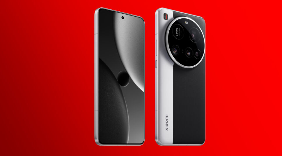 Auf dem Bild ist das Xiaomi 15 Ultra vor einem roten Hintergrund zu sehen. Das Smartphone wird von vorne und hinten gezeigt – auf der Vorderseite ein nahezu randloses Display mit Punch-Hole-Kamera, auf der Rückseite ein großes rundes Kamera-Modul mit Leica-Branding. Das Design kombiniert eine silberne Metalloptik mit einer schwarzen Lederstruktur für einen hochwertigen Look.