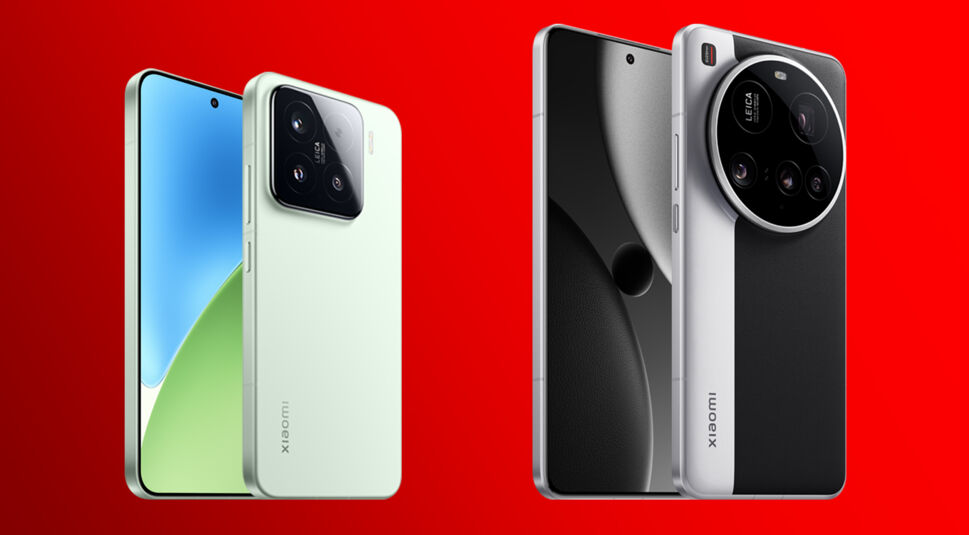 Auf dem Bild sind das Xiaomi 15 und das Xiaomi 15 Ultra vor einem roten Hintergrund zu sehen. Links steht das Xiaomi 15 in einem hellgrünen Farbton mit einem quadratischen Kamera-Modul, während rechts das Xiaomi 15 Ultra mit einer großen runden Leica-Kamera hervorsticht. Beide Smartphones haben ein modernes Design mit flachen Kanten und Displays mit Punch-Hole-Kameras.