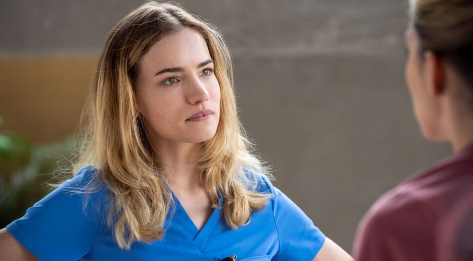 Willa Fitzgerald in einer Szene der Krankenhausserie "Puls".