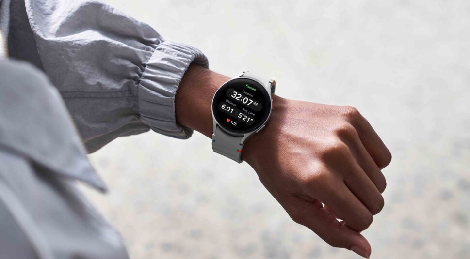  Rundes Display, rundes Gehäuse: Die Galaxy Watch7 erinnert stark an klassische Armbanduhren.