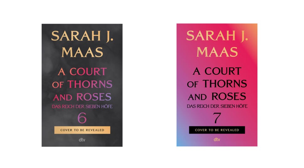 Auf dem Bild sind zwei Buchcover der Reihe „Das Reich der Sieben Höfe“ von Sarah J. Maas zu sehen. Links steht das dunkle Cover von „A Court of Thorns and Roses“ Teil 6, rechts ein pink-farbenes Cover für Teil 7. Beide zeigen Titeltypografie sowie den Hinweis „Cover to be revealed“ und das dtv Logo.