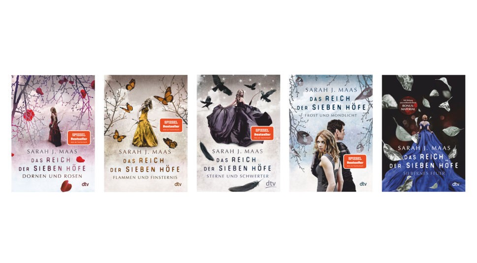 Auf dem Bild zur ACOTAR-Verfilmung ist die vollständige Buchreihe „Das Reich der sieben Höfe“ von Sarah J. Maas zu sehen. Abgebildet sind die fünf deutschsprachigen Buchcover mit farbenfrohen Kleidern, Fantasyelementen wie Federn, Schmetterlingen und winterlichen Zweigen. Die Gestaltung hebt das romantisch-düstere Fantasy-Genre hervor und betont die visuelle Vielfalt der ACOTAR-Vorlage.