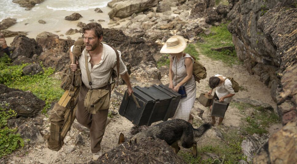 In einer Szene aus dem Film Eden, der von einer wahren Geschichte inspiriert ist, stehen Daniel Brühl als Heinz Wittmer, Sydney Sweeney als Margaret Wittmer und Jonathan Tittel als Sohn Harry Wittmer im Zentrum. Inmitten karger Natur wirken sie entschlossen und erschöpft zugleich. Die Stimmung unterstreicht die Herausforderungen, die das Leben mit sich bringt.