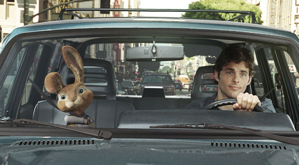 Auf dem Bild in dem Artikel zu den Filmen zu Ostern sitzen E.B., der animierte Hase aus Hop – Osterhase oder Superstar?, und Fred, gespielt von James Marsden, nebeneinander in einem Auto. E.B. ist angeschnallt und schaut neugierig zur Kamera, während Fred konzentriert das Steuer hält. 