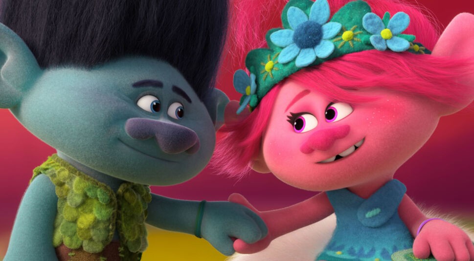 In dem Artikel über Filme zu Ostern ist ein Bild aus Trolls World Tour zu sehen. Zwei bunte Troll-Charaktere sitzen nebeneinander und halten sich an den Händen.