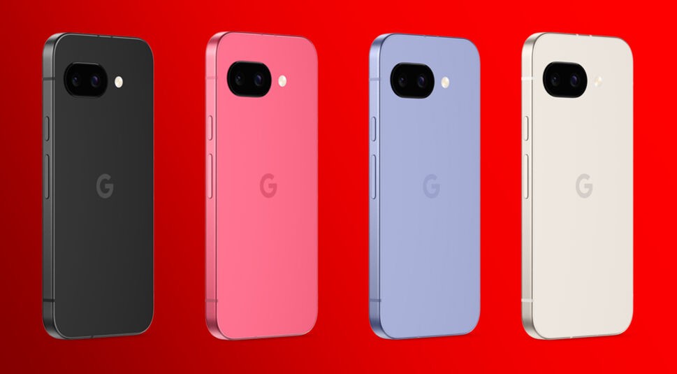 Auf dem Bild sind die vier Farbvarianten des Google Pixel 9a von hinten vor einem roten Hintergrund dargestellt: Obsidian (Schwarz), Peony (Rosa), Iris (Flieder) und Porcelain (Beige). Jede Rückseite zeigt das schlichte Google-Logo, die horizontale Dualkamera und den LED-Blitz. Das Google Pixel 9a wird in einem modernen, kantigen Design präsentiert.