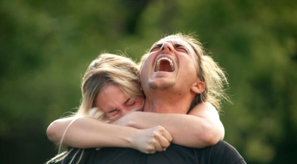 In einem emotionalen Finalmoment von „Prominent getrennt“ Staffel 3 (2024) umarmen sich Melina Hoch und Tim Kühnel überschwänglich. Tim schreit vor Freude in den Himmel, während Melina ihn unter Tränen umklammert. Diese Szene symbolisiert den bewegenden Sieg der „Prominent getrennt-Gewinner:innen“ in der diesjährigen Staffel.