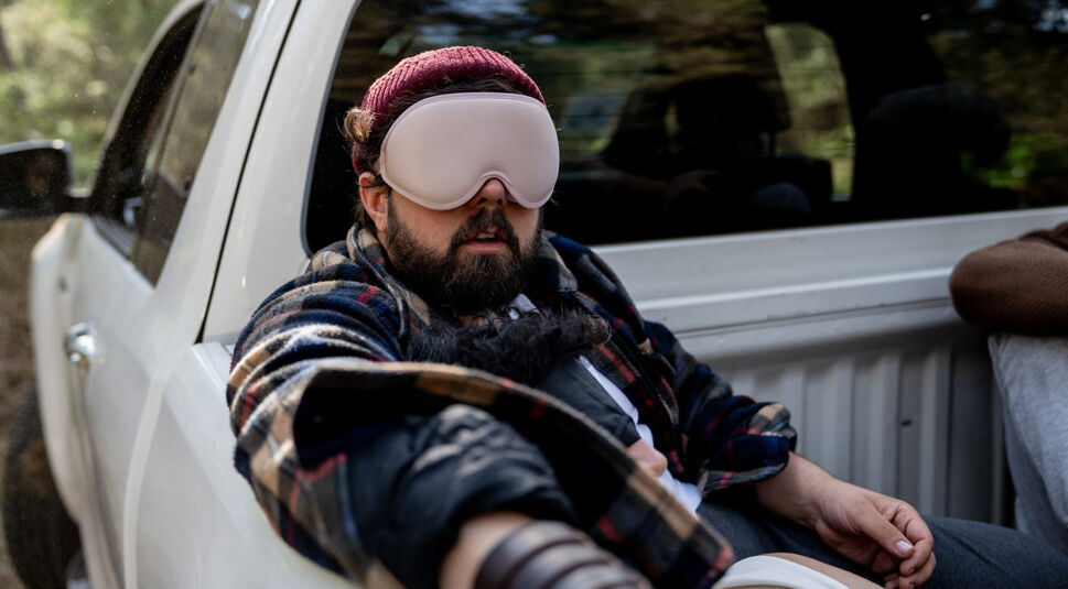 Auf dem Bild aus Werwölfe in der ARD sitzt ein Mann mit Bart, Augenmaske und Mütze auf der Ladefläche eines weißen Pick-ups.