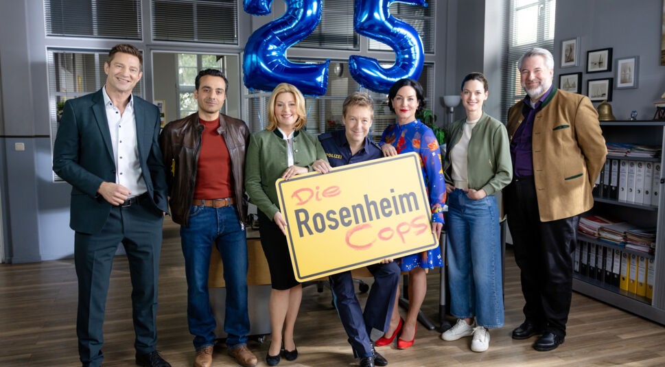 Ein Teil des Teams posiert im Rosenheimer Kommisariat anlässlich des 25. Jübiläums.