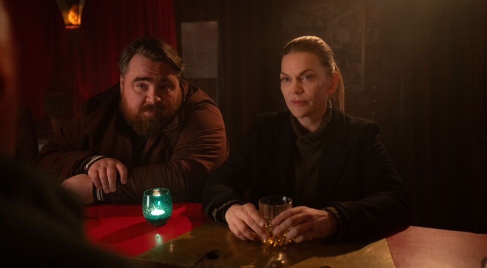 Tristan Seith und Anna Loos sitzen an einer Bar.