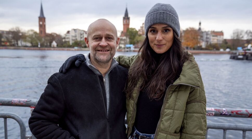 Zwei Schauspieler:innen posieren für die Kamera am Set einer ZDF-Serie.