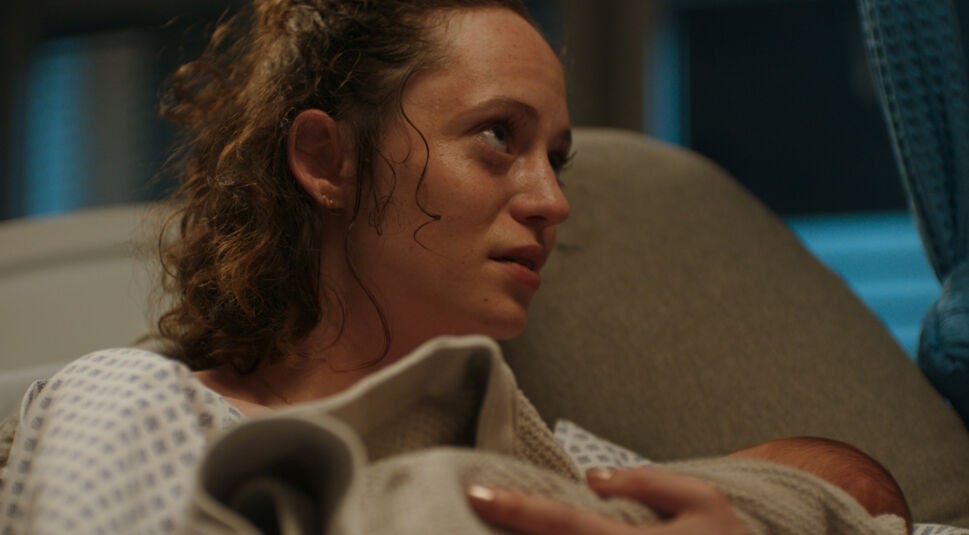 Sina Schumacher (Fanny Altenburger) hält in "Lena Lorenz" ihr in eine Decke gewickeltes Baby in den Armen.