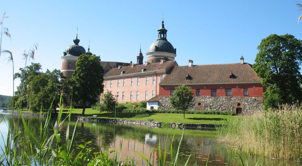 Blick vom Wasser auf das Schloss Gripsholm in Mariefred, Schweden