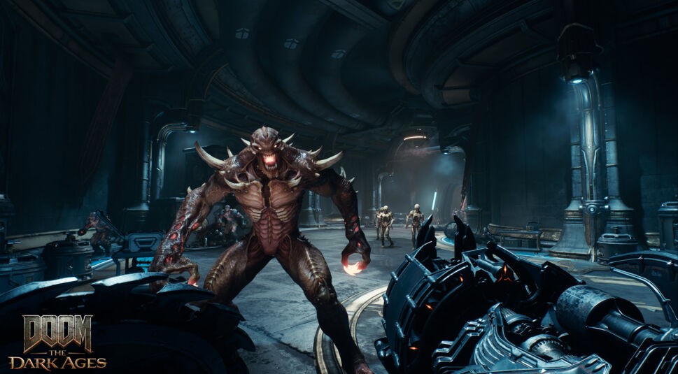 In dieser Kampfszene aus Doom: The Dark Ages Tipps und Tricks im Guide ist ein dämonischer Gegner mit rot glühender Faust frontal im Nahkampf zu sehen. Der Spieler zielt mit einer mechanischen Waffe auf das Monster, das sich in einem futuristisch-düsteren Innenraum befindet. Im Hintergrund nähern sich weitere Feinde, während blaues Licht die metallische Architektur beleuchtet.