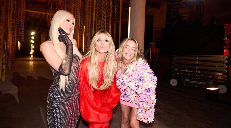 Auf dem Bild zu Folge 19 von GNTM 2025 sehen wir Paris Hilton, Heid Klum und Marina Hoermanseder.