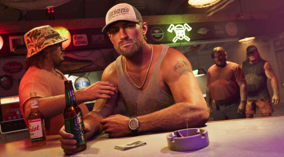 Im Bild aus GTA VI sitzt Jason Duval an einer Bar, umgeben von zwielichtigen Gestalten und Neonlichtern. Er trägt ein graues Tanktop, eine Cap und eine silberne Kette, während er mit ernster Miene eine Flasche Logger Beer in der Hand hält. Vor ihm liegen Geldscheine und ein Aschenbecher mit Zigarette. Die Szene wirkt angespannt und rau – typisch für das düstere Milieu von GTA VI.