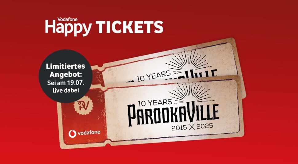 Diese Werbegrafik mit dem Fokus auf parookaville tickets zeigt zwei stilisierte Eintrittskarten zum 10-jährigen Jubiläum von Parookaville 2025 auf rotem Hintergrund. Links oben steht „Vodafone Happy Tickets“, daneben ein schwarzer Kreis mit dem Hinweis „Limitiertes Angebot: Sei am 19.07. live dabei“.