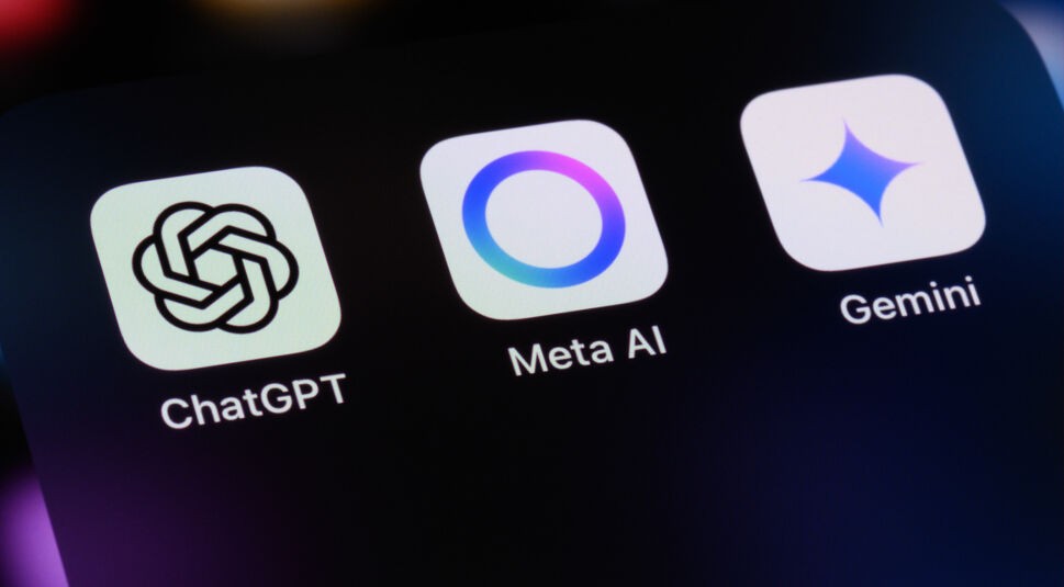 Auf dem Smartphone-Bildschirm sind die Icons der Apps ChatGPT, Meta AI und Gemini nebeneinander zu sehen. Das Bild symbolisiert die zunehmende Bedeutung von KI-Apps im Alltag. Besonders hervorgehoben ist Meta AI, die in Verbindung mit Meta AI bei WhatsApp steht und als zentrales Element für moderne Kommunikation dargestellt wird.