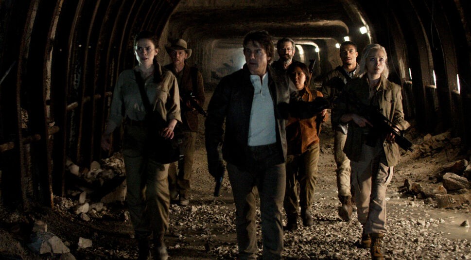 Im Bild zur Mission: Impossible 8 Kritik marschieren Ethan Hunt (Tom Cruise) und sein Team durch einen düsteren, zerstörten Tunnel. Mit dabei sind Grace (Hayley Atwell), Benji Dunn (Simon Pegg), William Donloe (Rolf Saxon), Tapeesa (Lucy Tulugarjuk), Degas (Greg Tarzan Davis) und Paris (Pom Klementieff). Die Szene wirkt angespannt und bereitet auf eine entscheidende Mission vor.