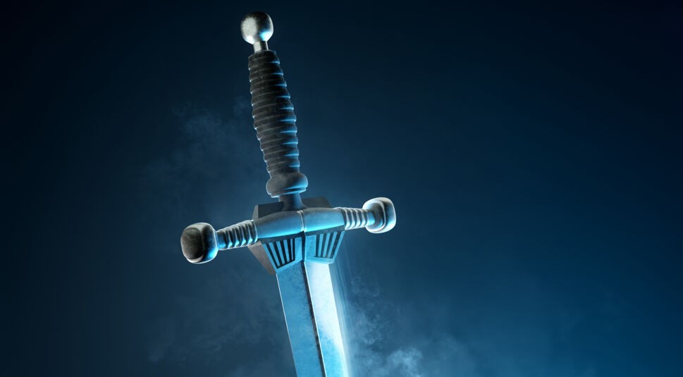 Symbolbild zur möglichen Quicksilver Buchverfilmung: Ein stilisiertes Schwert ragt in aufrechter Position in den nebligen Nachthimmel. Die Klinge ist hell beleuchtet, der Griff rustikal mit Rillen gestaltet. Die Szene vermittelt eine mystische, fast alchemistische Atmosphäre – passend zur düsteren und geheimnisvollen Stimmung des Romans.