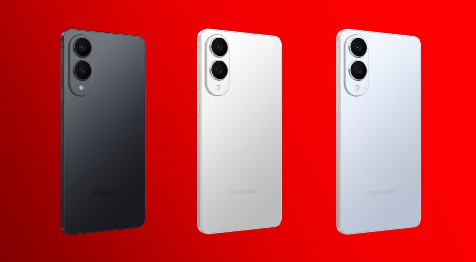 Das Bild zeigt das Samsung Galaxy S25 Edge in drei Farbvarianten auf rotem Hintergrund. Von links nach rechts sind die Farben Jet Black, Titanium Silver und Icyblue zu sehen. Alle Modelle präsentieren die Rückseite mit den zwei vertikal angeordneten Kameralinsen. Das offizielle Produktbild hebt die elegante Materialwahl und das minimalistische Design des Samsung Galaxy S25 Edge hervor.