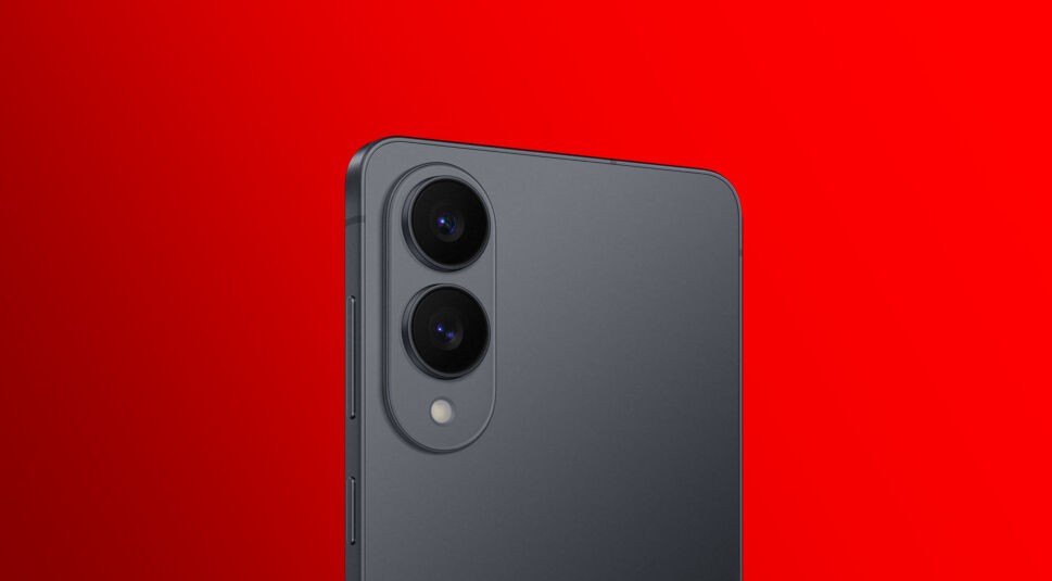 Das Nahaufnahmebild zeigt die Kameraeinheit des Samsung Galaxy S25 Edge in der Farbe Jet Black. Zwei große Linsen sind vertikal in einem abgerundeten Kameramodul angeordnet, darunter ein LED-Blitz. Das Gehäuse wirkt matt und hochwertig verarbeitet. Der rote Hintergrund erzeugt einen starken Kontrast und betont das präzise Design des Samsung Galaxy S25 Edge.