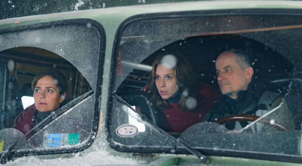 Auf dem Bild zur Eternauta Staffel 2 sitzen drei Charaktere in einem verschneiten Fahrzeug und blicken angespannt nach draußen. Links sitzt Ana, gespielt von Andrea Pietra, in der Mitte Elena, gespielt von Carla Peterson, und rechts Lucas, dargestellt von Marcelo Subiorro. Die Stimmung ist ernst und angespannt, das Fenster ist mit Schnee bedeckt und deutet auf eine bedrohliche Außensituation hin.