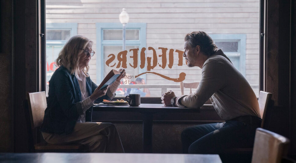 In dem Ende-erklärt-Artikel zur 2. Staffel von The Last of Us siehst Du Joel, gespielt von Pedro Pascal, und Gail Lynden, dargestellt von Catherine O’Hara, in einem ruhigen Moment im Café „Tigers“.