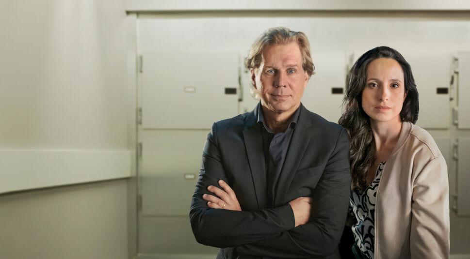Auf dem Bild zur ZDF Serien Empfehlungen stehen Caspar Bergmann, gespielt von Thomas Heinze, und Annabell Lorenz, gespielt von Stephanie Stumph, nebeneinander in einem kühlen, sterilen Raum mit verschlossenen Türen im Hintergrund – vermutlich ein gerichtsmedizinisches Institut. Beide blicken ernst und fokussiert in die Kamera, was die kriminalistische Atmosphäre der Serie unterstreicht.