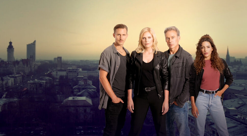 Auf dem Bild zur ZDF Serien Empfehlungen stehen die Hauptfiguren der Serie SOKO Leipzig vor einer Stadtsilhouette im Sonnenuntergang. Von links nach rechts: Moritz Brenner (Johannes Hendrik Langer), Ina Zimmermann (Melanie Marschke), Jan Maybach (Marco Girnth) und Kim Nowak (Amy Mußul). Alle vier wirken entschlossen und selbstbewusst, gekleidet in lässiger, urbaner Kleidung.