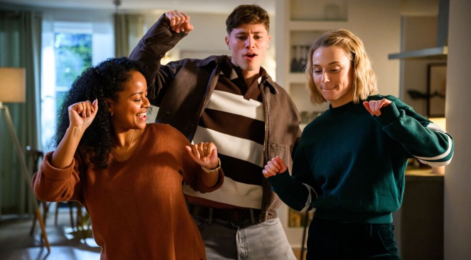 Catherine Chikosi, Oscar Nadermann und Antonia Döring tanzen in einer Szene von "Bettys Diagnose".