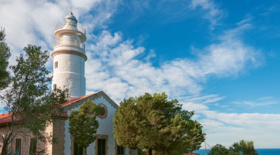 Blick auf den Leuchtturm Far del Cap Gros auf Mallorca