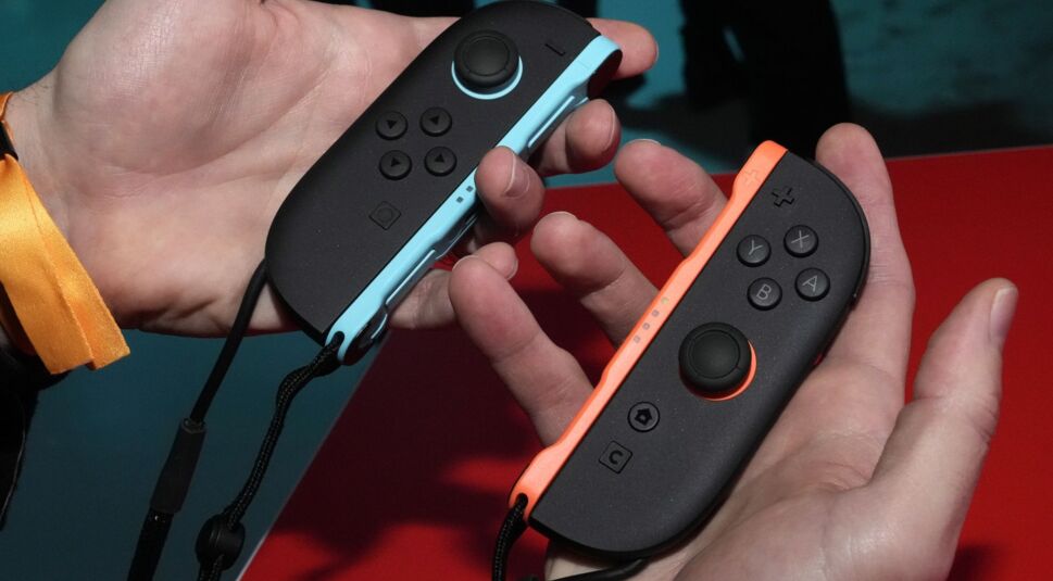 Mann hält 2 Controller für die Switch 2 in seinen Händen