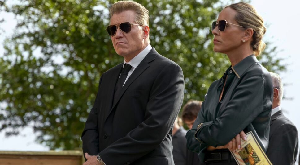 Holt McCallany als Harlan Buckley und Maria Bello als Belle Buckley in einer Szene von "The Waterfront".