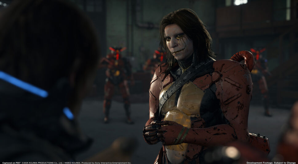 Das Bild aus Death Stranding 2 zeigt Higgs, gespielt von Troy Baker, in einer bedrohlichen Szene. Er trägt eine rot-goldene Kampfmontur mit sichtbaren Gebrauchsspuren und blickt mit einem düsteren Lächeln auf seinen Gegenüber. Die düstere Atmosphäre und die bewaffneten Figuren im Hintergrund spiegeln zentrale Konflikte der Death Stranding 2 Story wider.