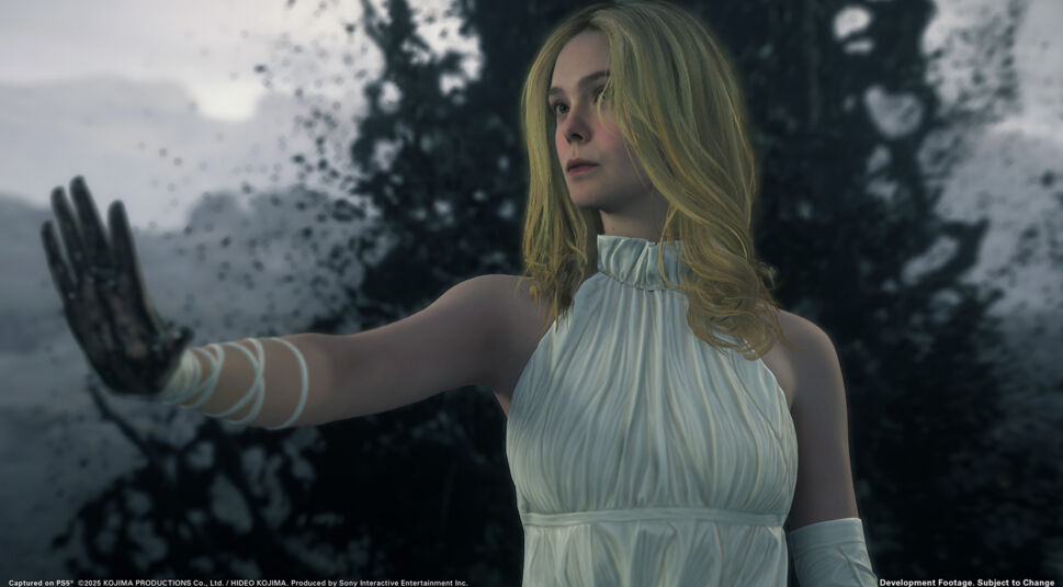 Im Bild aus Death Stranding 2 ist die geheimnisvolle Figur Tomorrow, gespielt von Elle Fanning, in einem dramatischen Moment zu sehen. Sie trägt ein weißes Kleid und streckt die Hand entschlossen einer schwarzen, flüssigen Masse entgegen. Die Szene wirkt symbolisch und betont zentrale Motive der Death Stranding 2 Story.